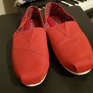 Bob's Sketchers Wide Width Peace & Love slip ons